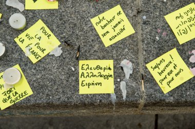 İletileri, mumlar ve kurbanlar için anıt çiçeklenir
