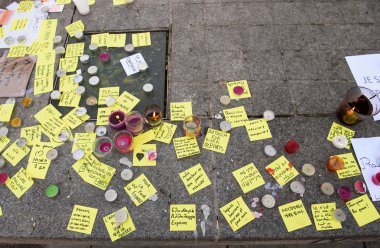 İletileri, mumlar ve kurbanlar için anıt çiçeklenir