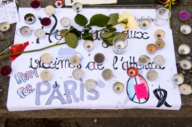 İletileri, mumlar ve kurbanlar için anıt çiçeklenir