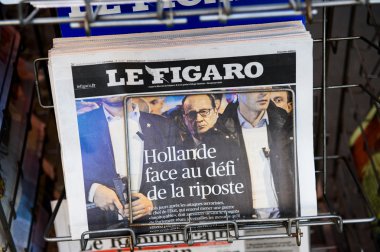 Le Figaro with Francois Hollande surrounded by bodyguards
