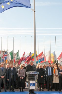 sessizlik Paris, Konseyi kurbanları anısına dakika