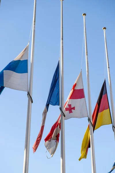 Paris sonra tüm Avrupa Birliği ülkelerinin bayrakları yarıya — Stok fotoğraf