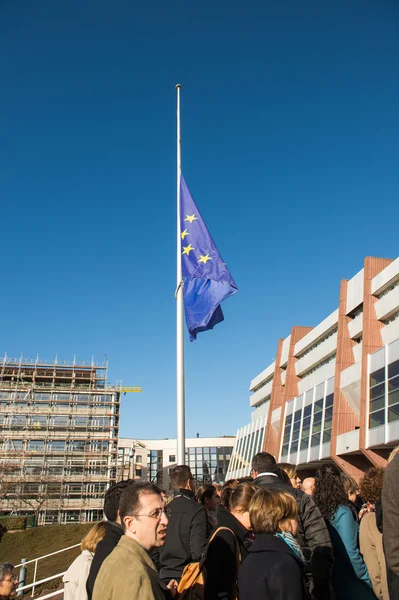 Avrupa Birliği bayrağı yarıya sonra Paris saldırıları — Stok fotoğraf