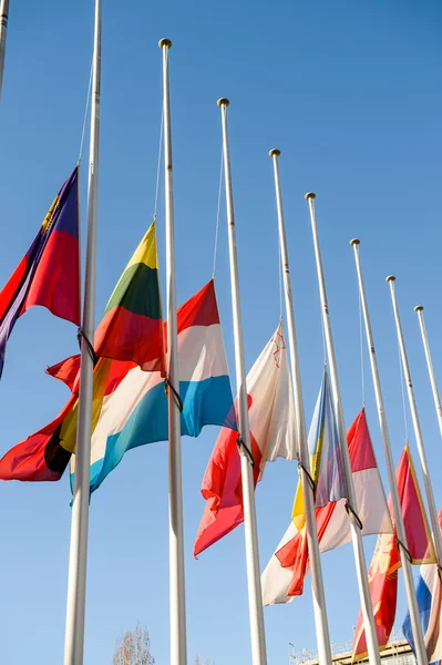 Špatném vlajky všech zemí Evropské unie po Paříži — Stock fotografie