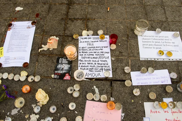 メッセージ、ろうそく、犠牲者のための記念の花 — ストック写真