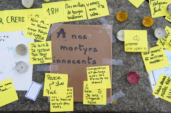 Messages, bougies et fleurs en mémoire des victimes — Photo