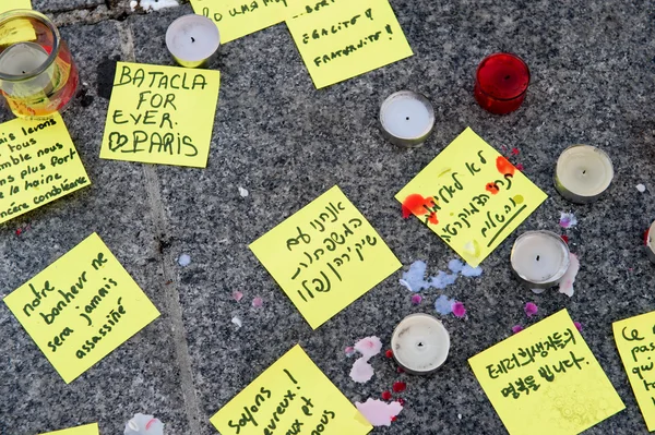 Mensajes, velas y flores en memoria de las víctimas —  Fotos de Stock