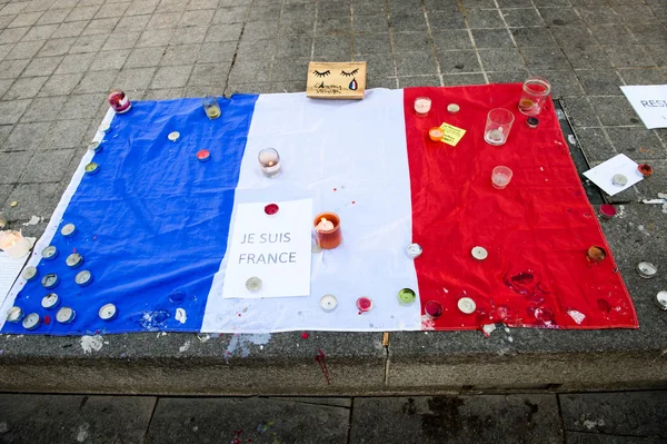 Botschaften, Kerzen und Blumen zum Gedenken an die Opfer — Stockfoto