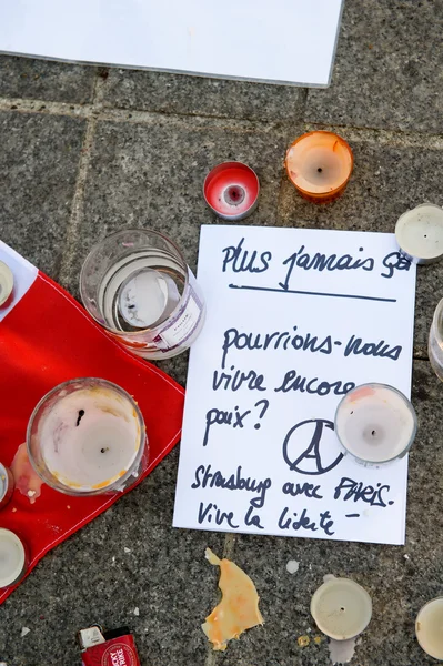 Messaggi, candele e fiori in memoria delle vittime — Foto Stock