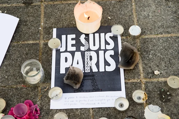 Messages, candles and flowers in memorial for the victims — Stock Photo, Image