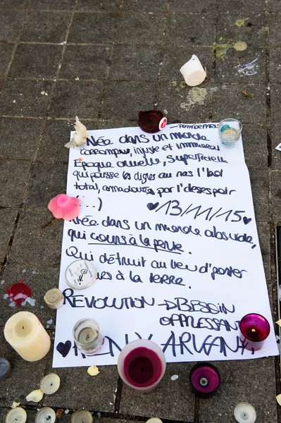 Berichten, kaarsen en bloemen in gedenkteken voor de slachtoffers — Stockfoto