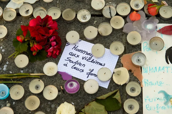 Berichten, kaarsen en bloemen in gedenkteken voor de slachtoffers — Stockfoto