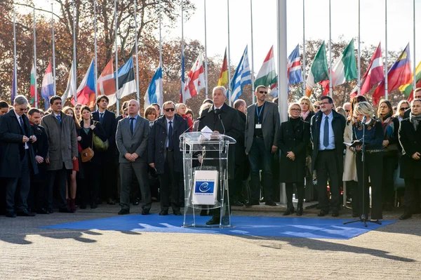 Minute of silence in tribute to the victims of Paris, Council of — Stock Photo, Image