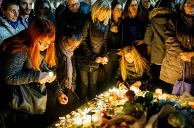Paris saldırı kurbanları ile dayanışma içinde toplama insanlar