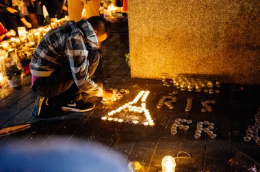 Paris saldırı kurbanları ile dayanışma içinde toplama insanlar