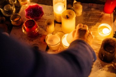 Paris saldırı kurbanları ile dayanışma içinde toplama insanlar