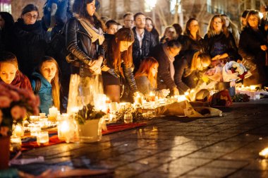 Paris saldırı kurbanları ile dayanışma içinde toplama insanlar