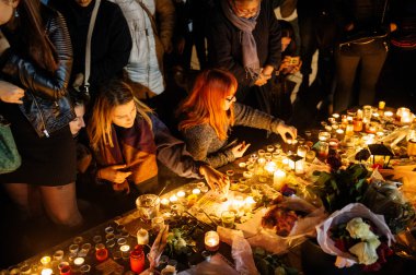 Paris saldırı kurbanları ile dayanışma içinde toplama insanlar
