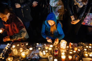 Paris saldırı kurbanları ile dayanışma içinde toplama insanlar