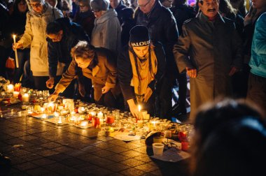 Paris saldırı kurbanları ile dayanışma içinde toplama insanlar