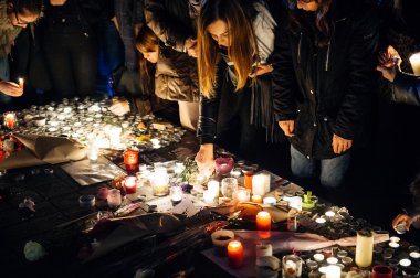 Paris saldırı kurbanları ile dayanışma içinde toplama insanlar