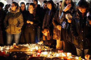 Paris saldırı kurbanları ile dayanışma içinde toplama insanlar
