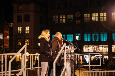  Konuşma merkezi Strasbourg dinlerken kalabalık