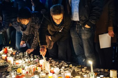Paris saldırı kurbanları ile dayanışma içinde toplama insanlar