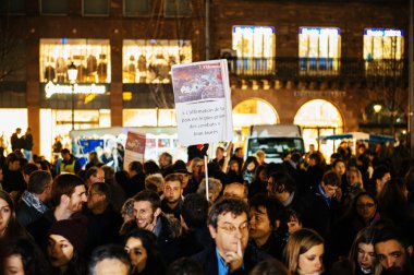 Paris saldırı kurbanları ile dayanışma içinde toplama insanlar