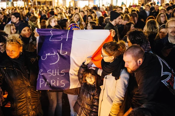 Persone che si riuniscono in solidarietà con le vittime degli assalti di Parigi — Foto Stock