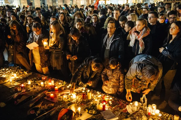 Gente reuniéndose en solidaridad con las víctimas de los asaltos de París —  Fotos de Stock