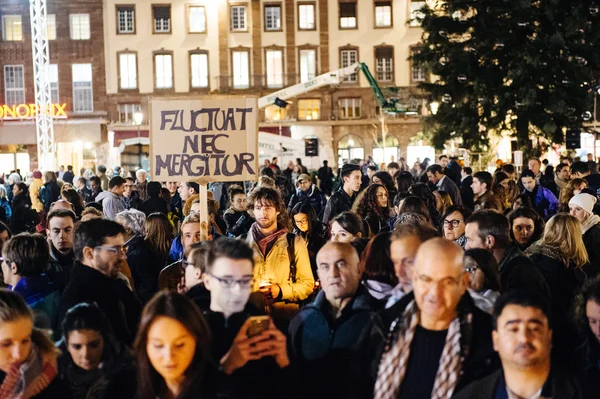Mensen verzamelden zich in solidariteit met slachtoffers van Parijs aanvallen — Stockfoto