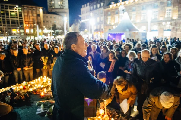 Menschen solidarisieren sich mit den Opfern der Anschläge von Paris — Stockfoto