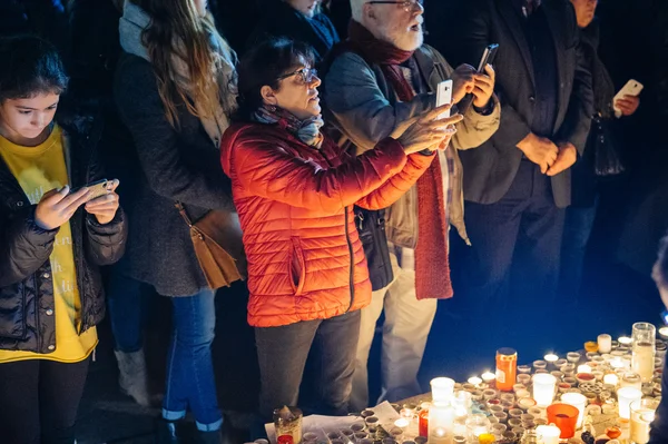 Az emberek összegyűjtése a szolidaritás az áldozatok Párizs támadásokat — Stock Fotó