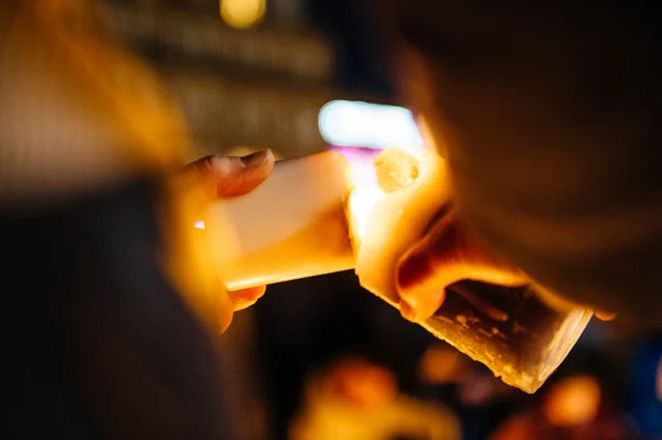 Gente reuniéndose en solidaridad con las víctimas de los asaltos de París — Foto de Stock