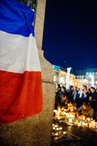パリの攻撃からの犠牲者との連帯に集う人々 — ストック写真