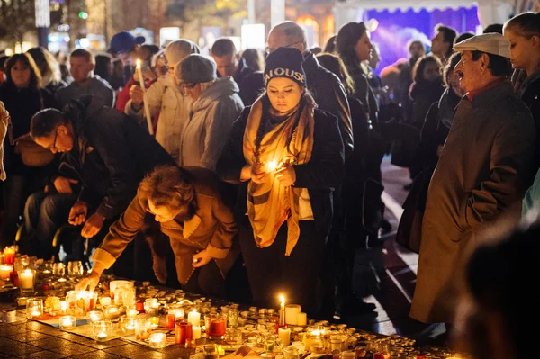 Люди збір на знак солідарності з жертвами від Парижа нападу — стокове фото