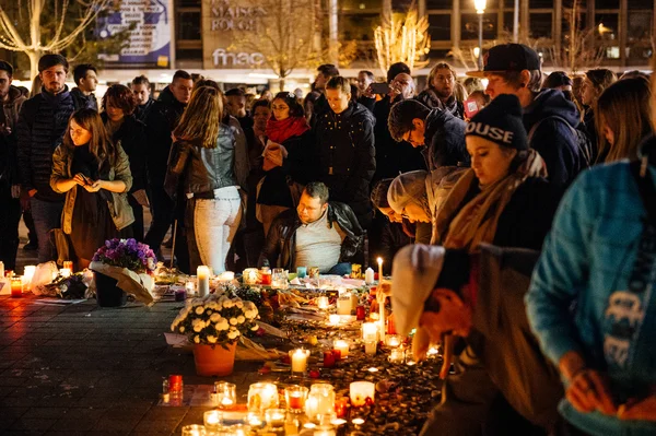 Gente reuniéndose en solidaridad con las víctimas de los asaltos de París —  Fotos de Stock