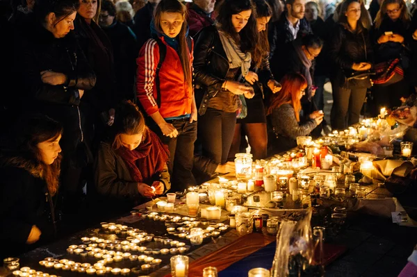 Az emberek összegyűjtése a szolidaritás az áldozatok Párizs támadásokat — Stock Fotó