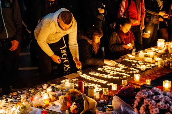 People gathering in solidarity with victims from Paris assaults — Stock Photo, Image