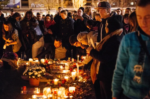 Menschen solidarisieren sich mit den Opfern der Anschläge von Paris — Stockfoto