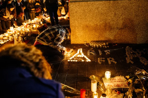 Menschen solidarisieren sich mit den Opfern der Anschläge von Paris — Stockfoto