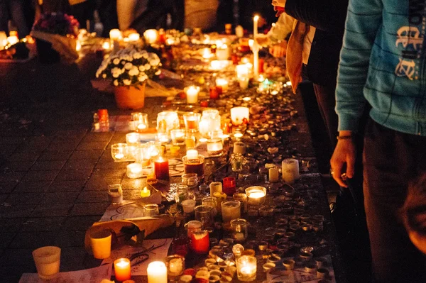 Persone che si riuniscono in solidarietà con le vittime degli assalti di Parigi — Foto Stock