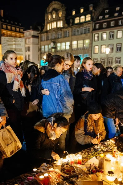 Persone che si riuniscono in solidarietà con le vittime degli assalti di Parigi — Foto Stock