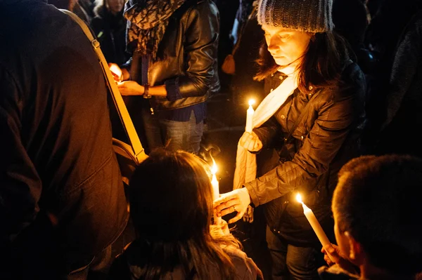 Mother with childs lights candles in center of Strasbourg — стокове фото