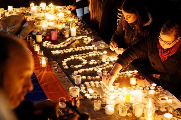 Pessoas que se reúnem em solidariedade com vítimas de ataques de Paris — Fotografia de Stock