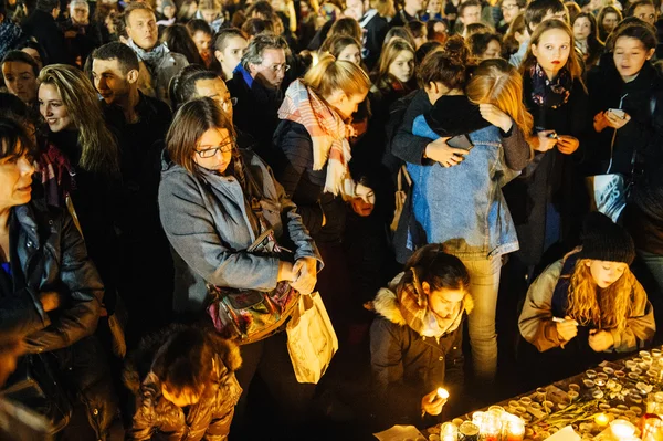 Persone che si riuniscono in solidarietà con le vittime degli assalti di Parigi — Foto Stock