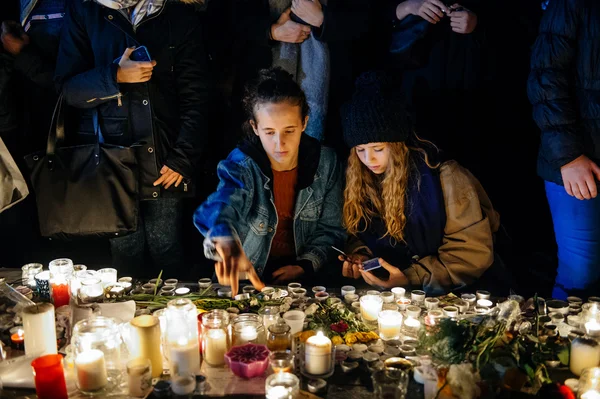 Az emberek összegyűjtése a szolidaritás az áldozatok Párizs támadásokat — Stock Fotó