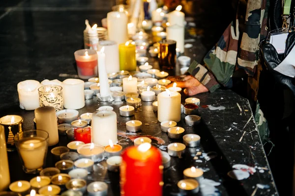 Pessoas perto de velas no centro da cidade francesa de Estrasburgo — Fotografia de Stock