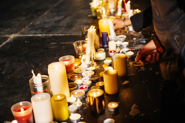 People near candles in center of French city of Strasbourg — ストック写真